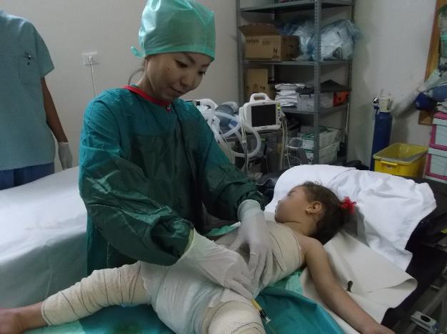 2013年シリアでやけどを負った少女
