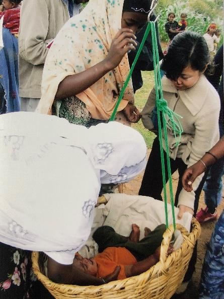赤ちゃんの体重計測を視察、村人が知恵を出し合って作った大切な籠をつかう（エチオピア）